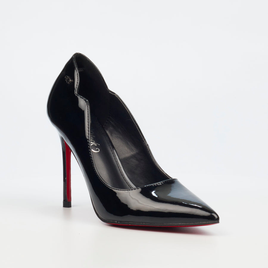 Lola 1 by Miss Back. Pointed court Shoe in Patened Black