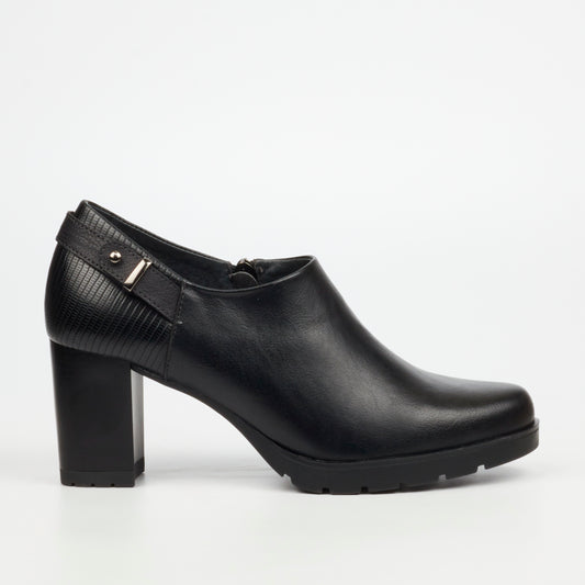 Black Butterfly Feet Kylin 2 ankle boots with round toe and block heel.