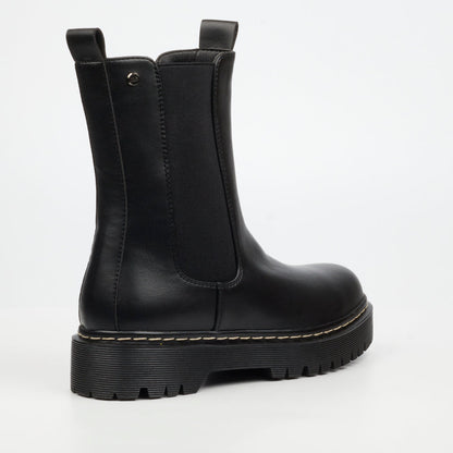 Women’s black Chelsea boot with side gusset and zip closure