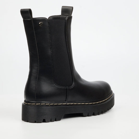 Women’s black Chelsea boot with side gusset and zip closure