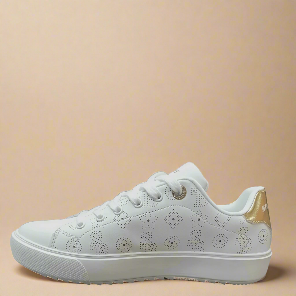 Fashionable white SB sneaker with lace-up design and gold touches