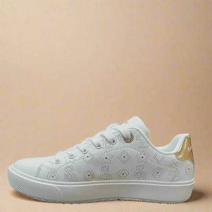 Fashionable white SB sneaker with lace-up design and gold touches
